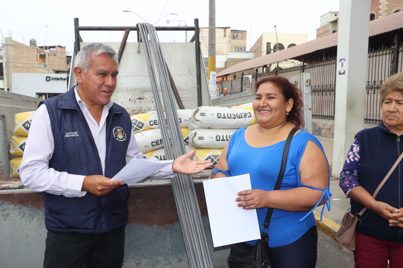 Alcalde Fernando Cárdenas entregó importante donativo para techado de comedor popular
