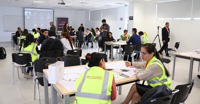 La Contraloría General inició este viernes 17 la primera Hackatón a nivel nacional con cien jóvenes profesionales y estudiantes de perfil digital quienes participan en formato presencial y virtual. En este gran evento, denominado “Revolucionando el futuro del control”, ellos tienen la misión de desarrollar softwares, aplicaciones o proyectos digitales enfocados en la lucha contra la corrupción y la inconducta funcional hasta el 28 de noviembre.
