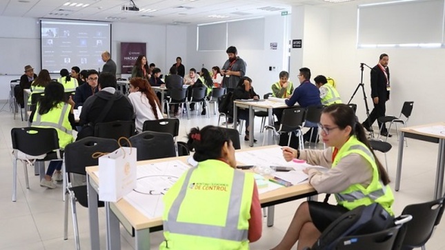 La Contraloría General inició este viernes 17 la primera Hackatón a nivel nacional con cien jóvenes profesionales y estudiantes de perfil digital quienes participan en formato presencial y virtual. En este gran evento, denominado “Revolucionando el futuro del control”, ellos tienen la misión de desarrollar softwares, aplicaciones o proyectos digitales enfocados en la lucha contra la corrupción y la inconducta funcional hasta el 28 de noviembre.