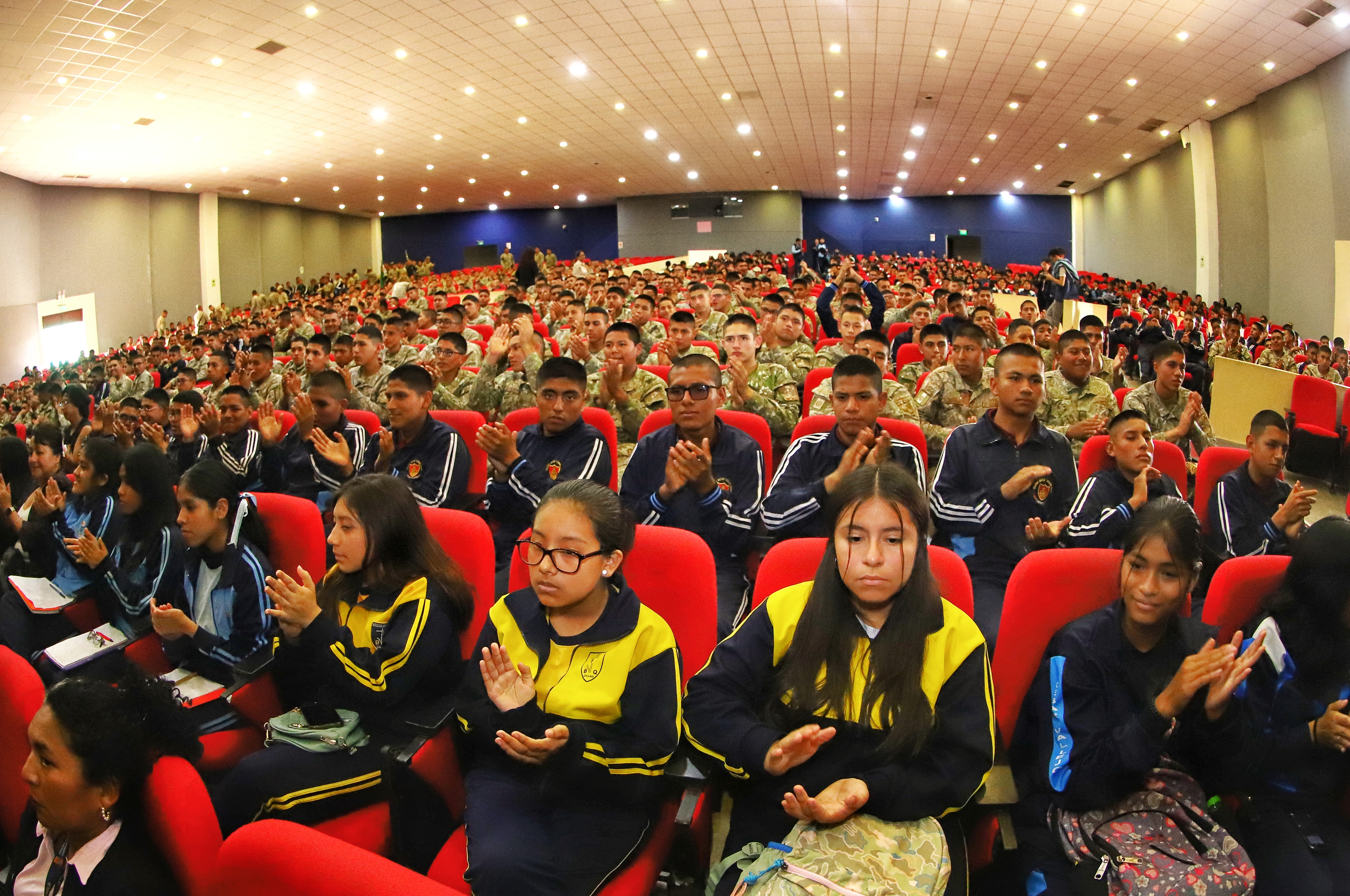 Estas presentaciones, centradas en temáticas educativas, tienen como objetivo enriquecer la experiencia cultural y formativa de 15,000 estudiantes de educación básica regular.