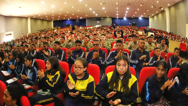 Estas presentaciones, centradas en temáticas educativas, tienen como objetivo enriquecer la experiencia cultural y formativa de 15,000 estudiantes de educación básica regular.