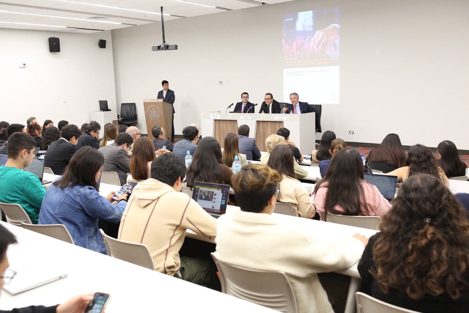 Los magistrados del Tribunal Constitucional, César Ochoa Cardich y Manuel Monteagudo Valdez participaron en el conversatorio: “La constitución 30 años después. Balance y perspectivas del régimen económico”.