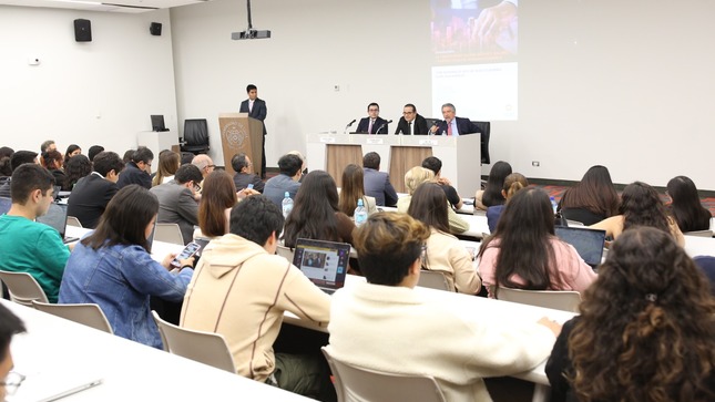 Los magistrados del Tribunal Constitucional, César Ochoa Cardich y Manuel Monteagudo Valdez participaron en el conversatorio: “La constitución 30 años después. Balance y perspectivas del régimen económico”.