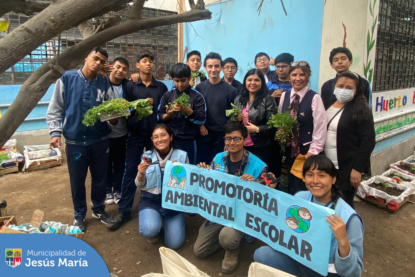 Con el objetivo de que los estudiantes 🧒👧🏻 jesusmarianos adquieran conocimientos y habilidades 💪 en la prevención y la solución de los problemas ambientales, 🌍 continuamos visitando diversos colegios del distrito. En esta oportunidad llevamos los talleres de 🌱 biohuertos urbanos al Colegio Diego Ferré.
¡Llámanos! 📱940410958 tu cole puede ser el próximo.