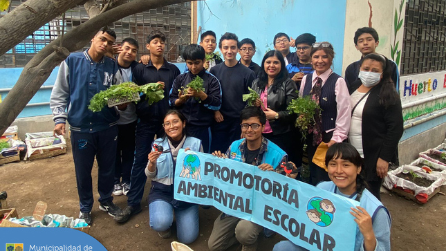 Con el objetivo de que los estudiantes 🧒👧🏻 jesusmarianos adquieran conocimientos y habilidades 💪 en la prevención y la solución de los problemas ambientales, 🌍 continuamos visitando diversos colegios del distrito. En esta oportunidad llevamos los talleres de 🌱 biohuertos urbanos al Colegio Diego Ferré.
¡Llámanos! 📱940410958 tu cole puede ser el próximo.
