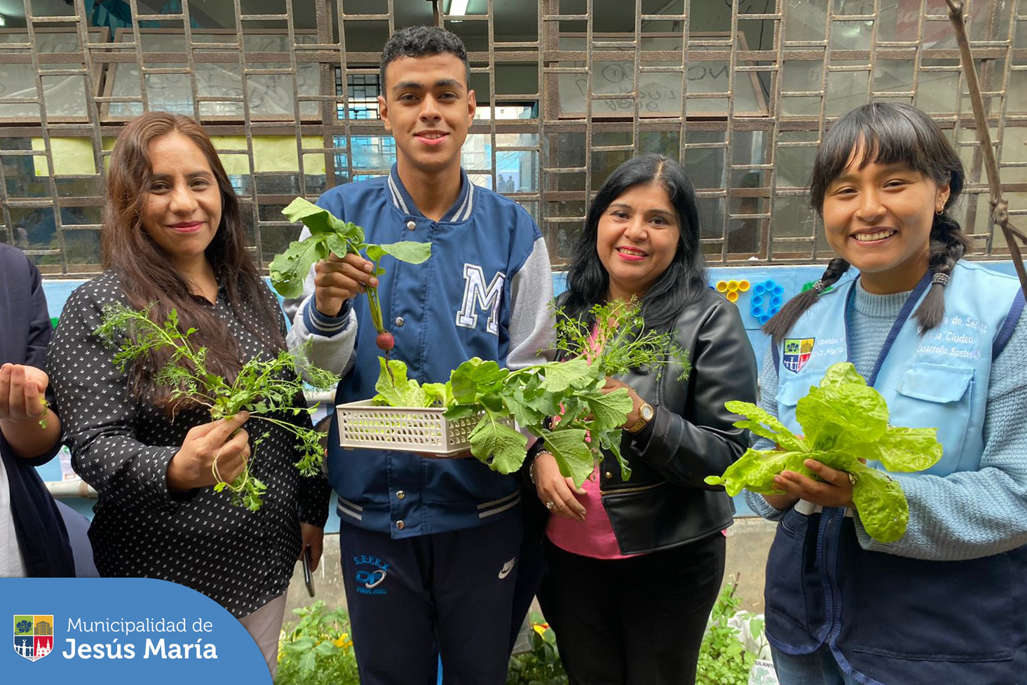 Con el objetivo de que los estudiantes 🧒👧🏻 jesusmarianos adquieran conocimientos y habilidades 💪 en la prevención y la solución de los problemas ambientales, 🌍 continuamos visitando diversos colegios del distrito. En esta oportunidad llevamos los talleres de 🌱 biohuertos urbanos al Colegio Diego Ferré.
¡Llámanos! 📱940410958 tu cole puede ser el próximo.
