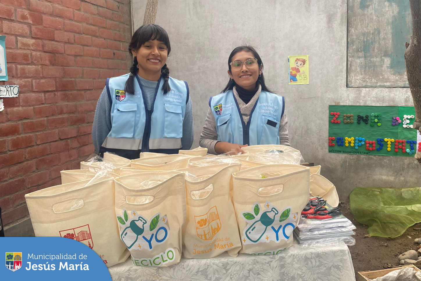 Con el objetivo de que los estudiantes 🧒👧🏻 jesusmarianos adquieran conocimientos y habilidades 💪 en la prevención y la solución de los problemas ambientales, 🌍 continuamos visitando diversos colegios del distrito. En esta oportunidad llevamos los talleres de 🌱 biohuertos urbanos al Colegio Diego Ferré.
¡Llámanos! 📱940410958 tu cole puede ser el próximo.
