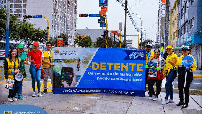 🚦 Con el objetivo de concientizar a los conductores de transporte público y privado acerca del peligro de usar el celular mientras manejan, el respeto a las normas y señales de tránsito, nuestra Subgerencia de Movilidad Urbana con apoyo de la @Autoridad de Transporte Urbano realizaron una nueva campaña vial en el cruce de las avenidas Talara con Brasil y con Garzón. 🚸
