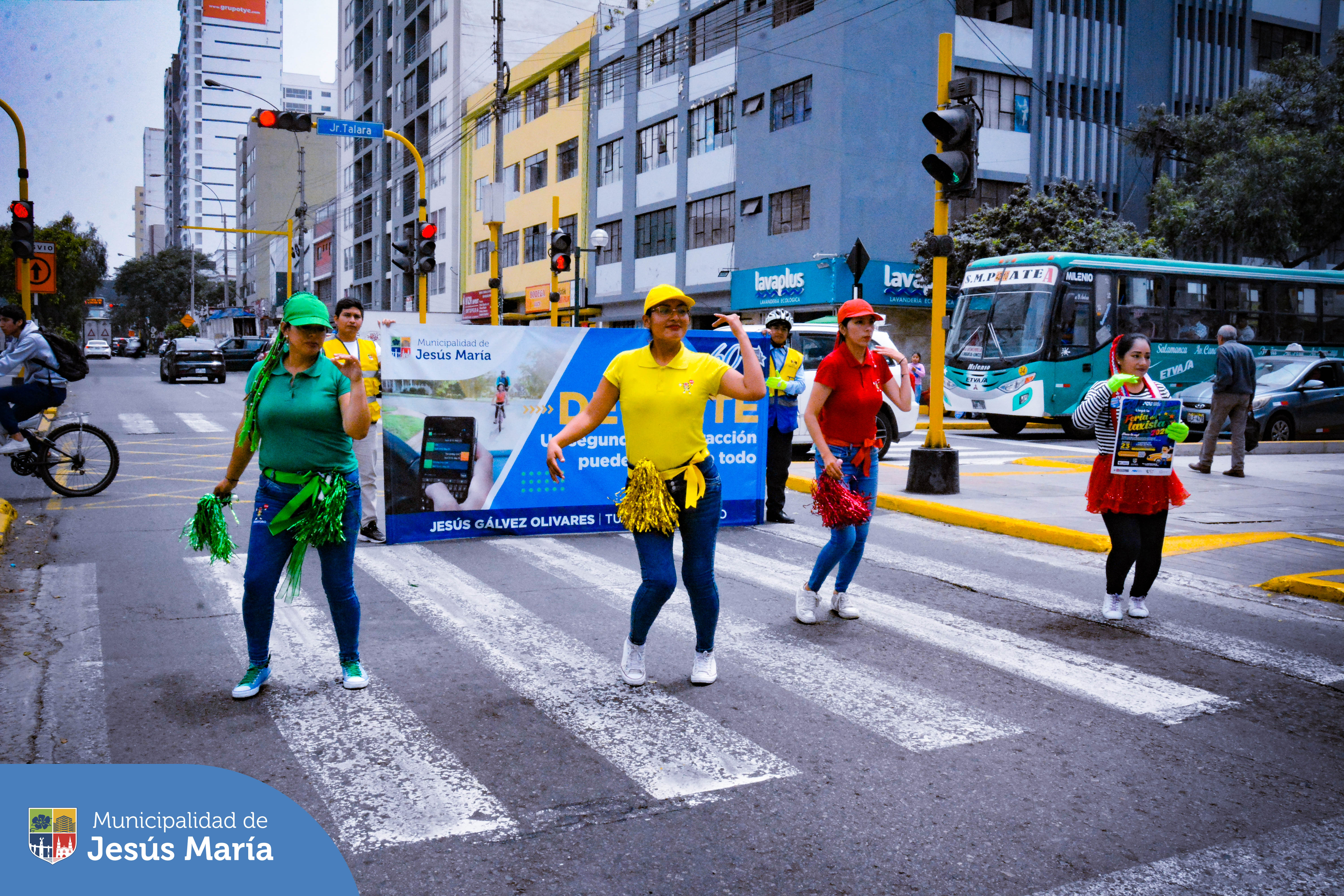 🚦 Con el objetivo de concientizar a los conductores de transporte público y privado acerca del peligro de usar el celular mientras manejan, el respeto a las normas y señales de tránsito, nuestra Subgerencia de Movilidad Urbana con apoyo de la @Autoridad de Transporte Urbano realizaron una nueva campaña vial en el cruce de las avenidas Talara con Brasil y con Garzón. 🚸