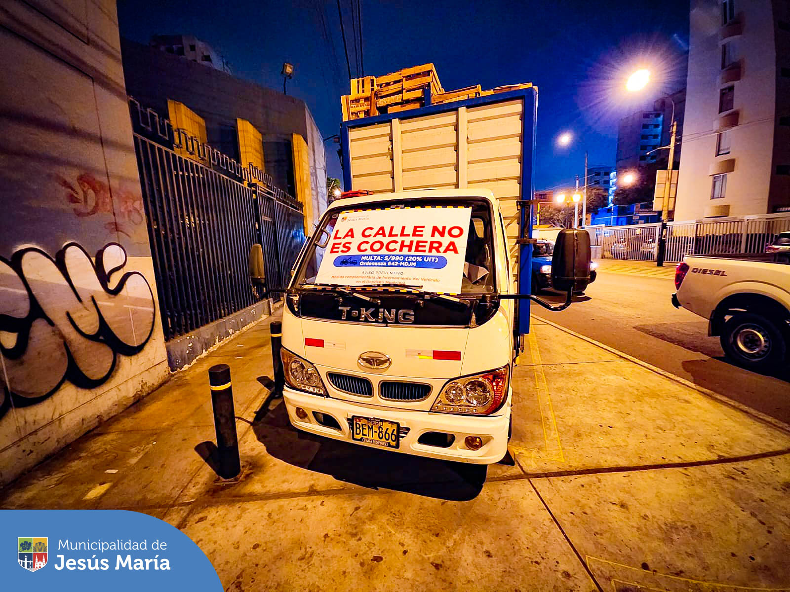 💪 Continuamos en la lucha para que nuestras calles no sean utilizadas como estacionamientos particulares ni de vehículos de carga. Compartimos las imágenes del megaoperativo realizado en diversos puntos de Cuba, Huamachuco, Huiracocha, Arnaldo Marquez, Hermilio Valdizan, Octavio Bernal, Horacio Urteaga, San Felipe, Brasil y Canterac.
☝️ Exhortamos a los propietarios a retirarlos en el breve plazo, respetando las ordenanzas vigentes.