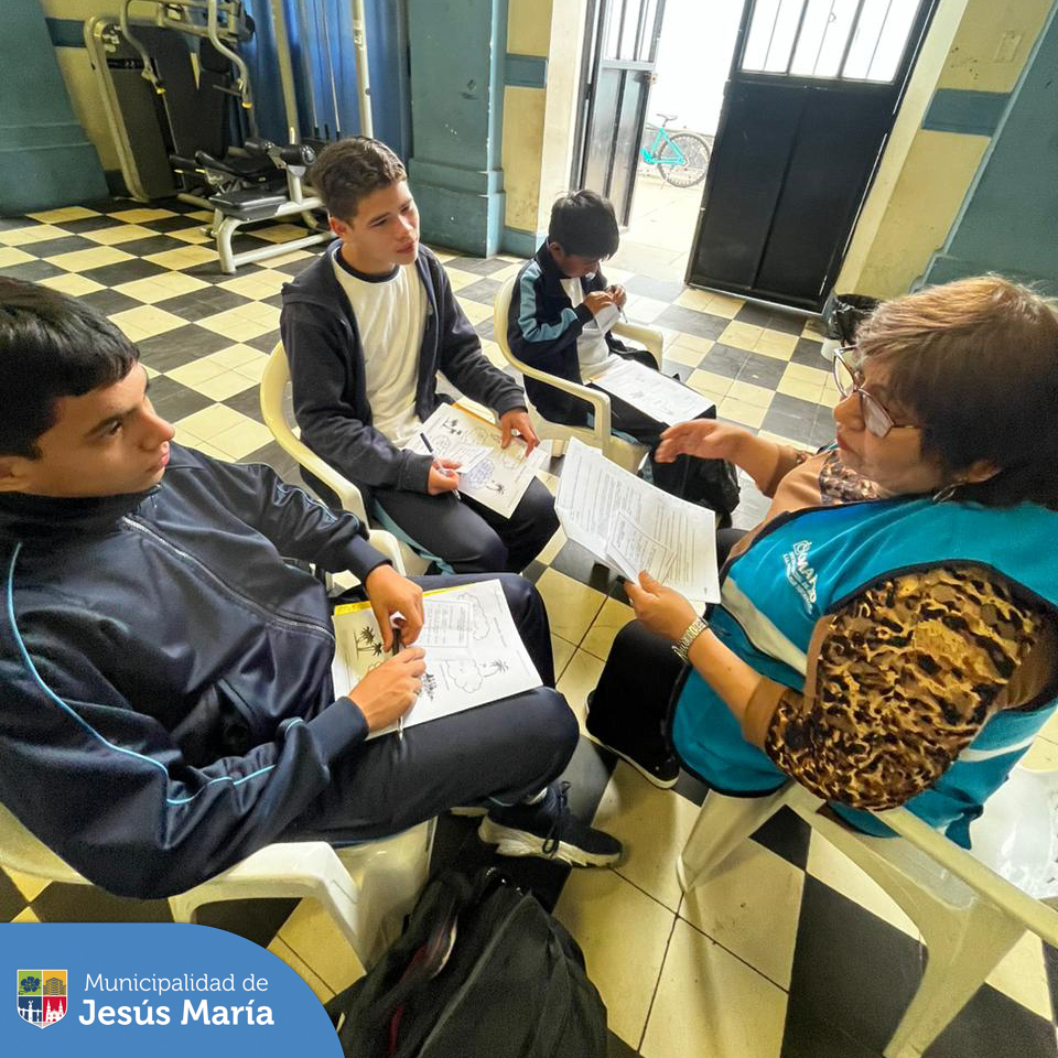 👨‍👩‍👧‍👦 ¡Juntos construimos un futuro más seguro y saludable! En el marco de las actividades para la prevención de consumo de drogas, se viene realizando el programa “Familias Fuertes, Amor y Límites” a los estudiantes del Colegio Diego Ferré y sus familias. 💪❤️ 
🏫 Pronto estaremos extendiendo este valioso recurso a más colegios de nuestro distrito.