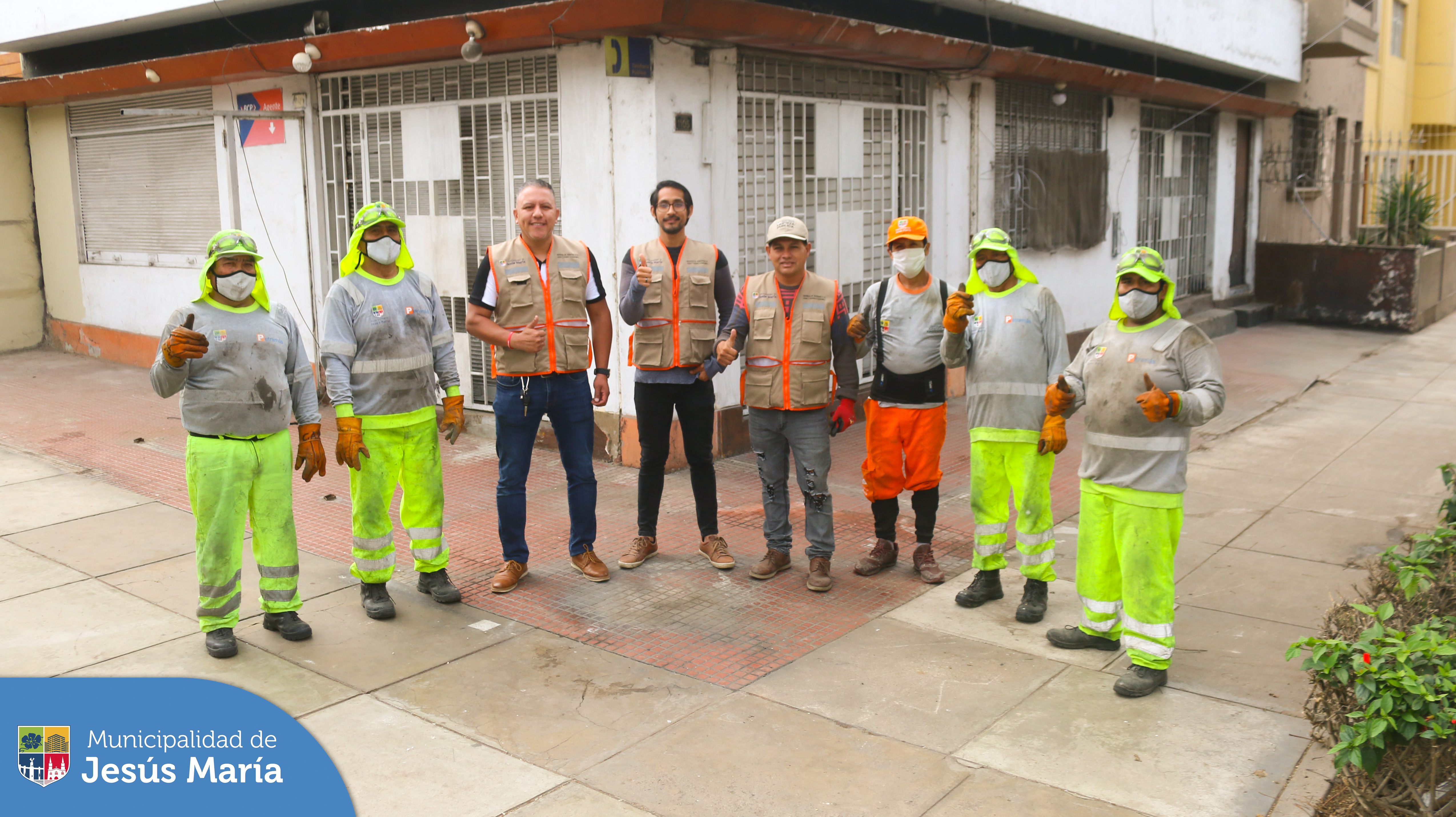 Sancionaremos a los que resulten responsables de arrojar desmonte y basura en el cruce de Santa Cruz con Lloque Yupanqui.
#JesúsMaríaSomosTodos por ello tu apoyo y colaboración son esenciales para tener un entorno más limpio y saludable. El horario de recojo de basura es a partir de las 8:00 p.m.🕗
