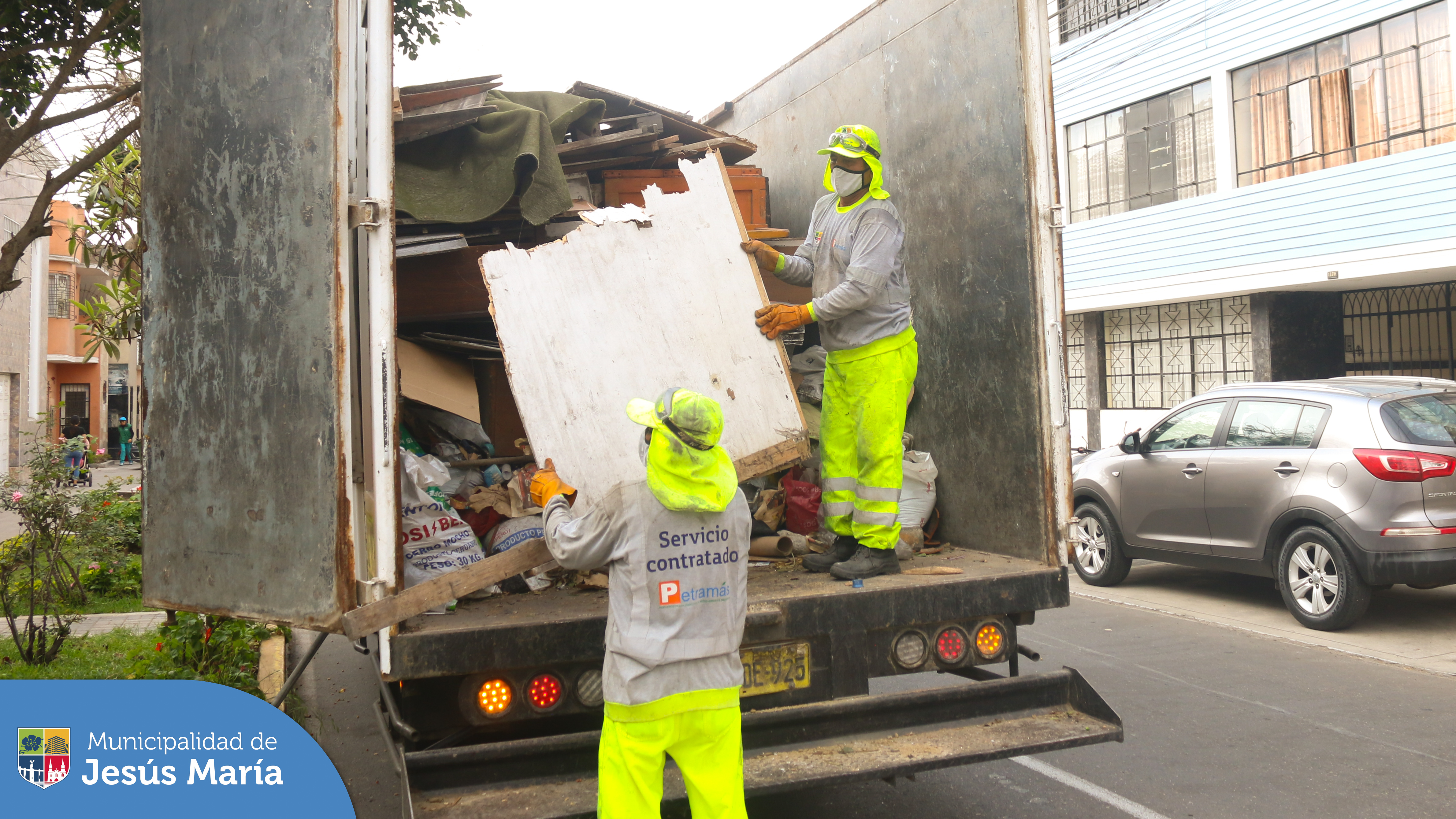 Sancionaremos a los que resulten responsables de arrojar desmonte y basura en el cruce de Santa Cruz con Lloque Yupanqui.
#JesúsMaríaSomosTodos por ello tu apoyo y colaboración son esenciales para tener un entorno más limpio y saludable. El horario de recojo de basura es a partir de las 8:00 p.m.🕗
