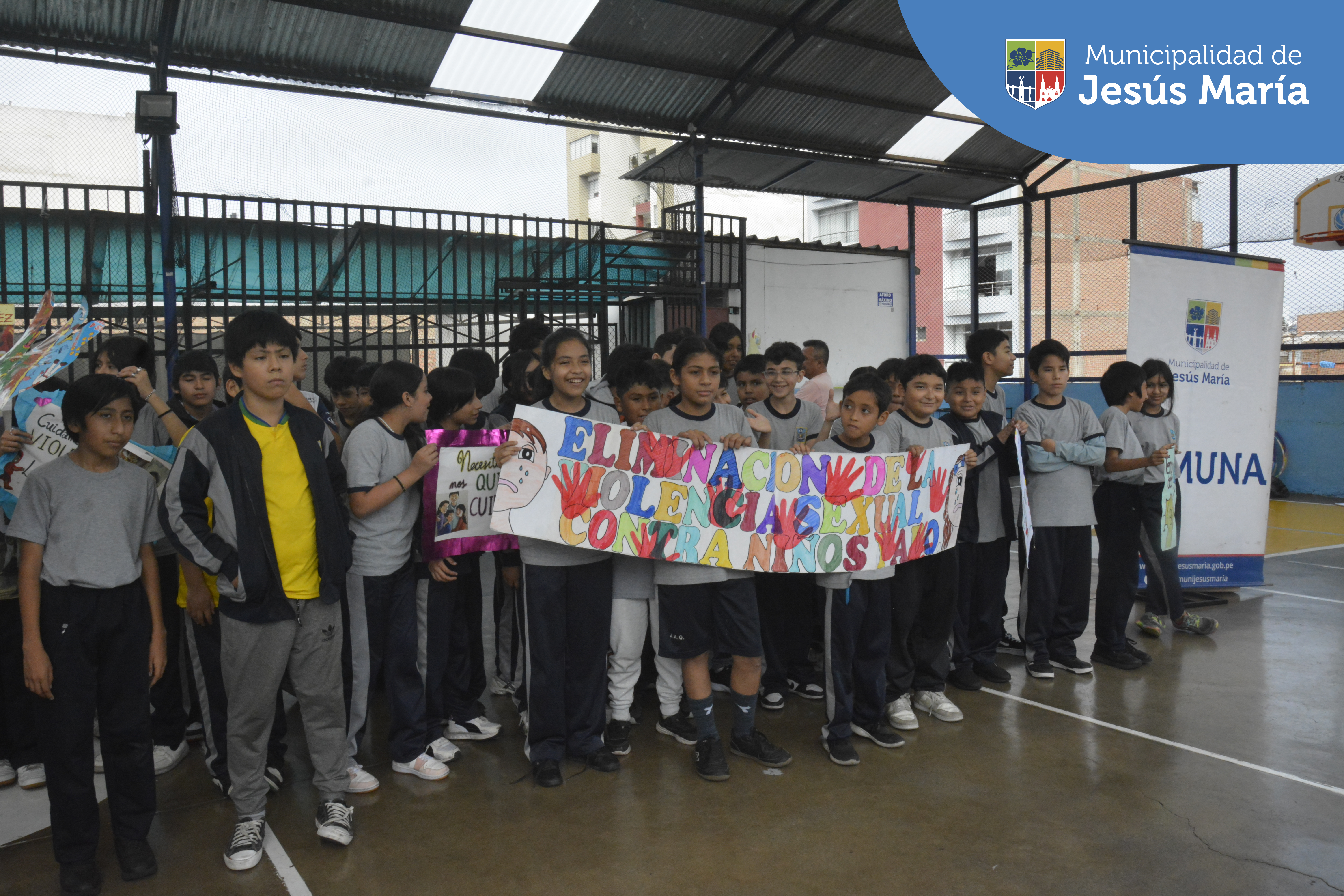 👧👦🎉En el marco del Día Nacional contra la Violencia Sexual Infantil y el Día Universal del Niño, visitamos la institución educativa 🏫 CAP. FAP José Abelardo Quiñones, llevándoles diversas actividades recreativas con el objetivo de fomentar la confraternidad entre los estudiantes e incentivarlos a reflexionar sobre sus derechos.
