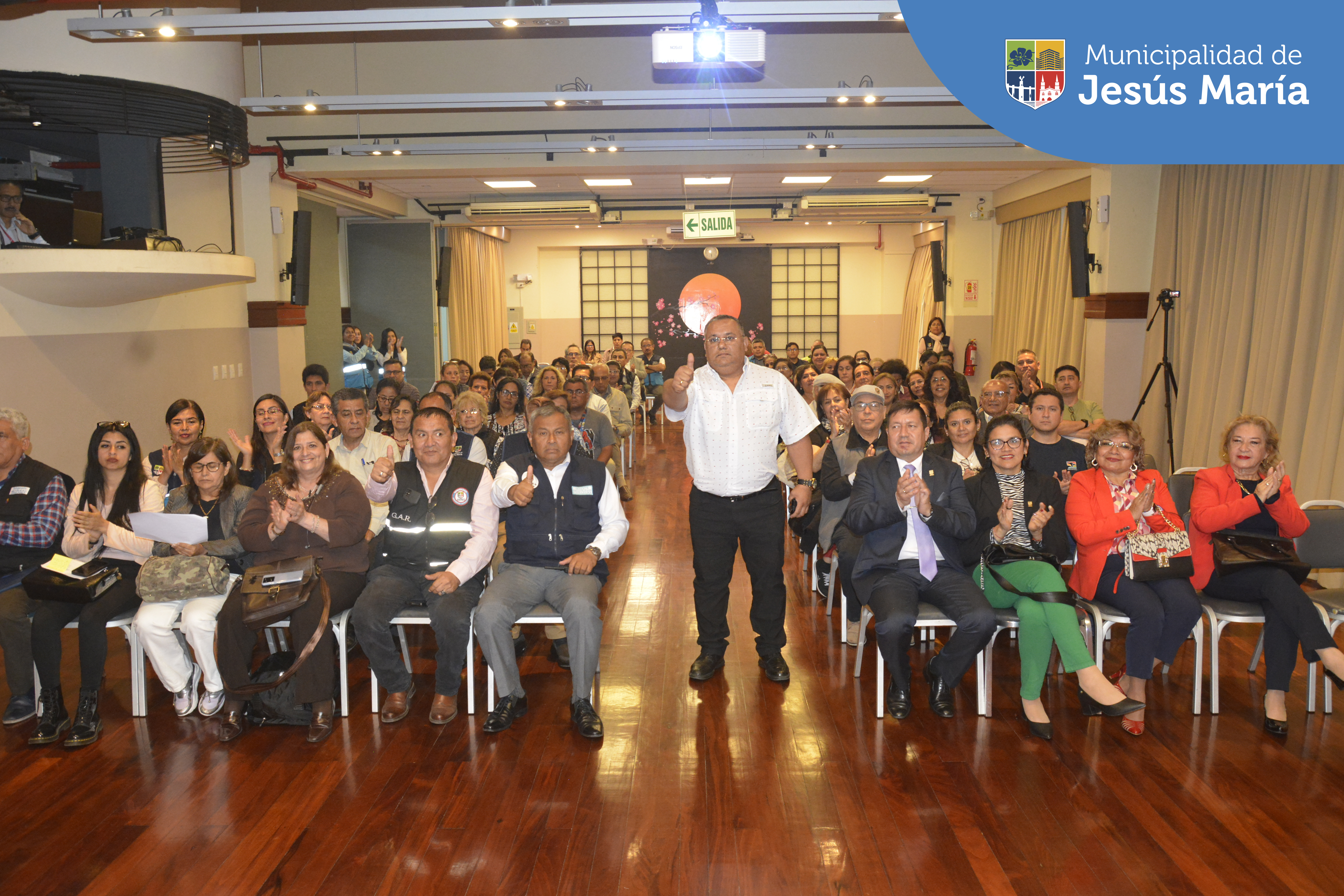 Con la presencia de nuestro alcalde Jesús Gálvez Olivares, regidores y funcionarios municipales, se realizó una jornada de capacitación para los miembros de las Juntas Vecinales 2023-2024. 💪🏽
Agradecemos a todos por su participación activa. ¡Juntos, construimos un futuro más fuerte y unido! Porque #JesúsMaríaSomosTodos 👏