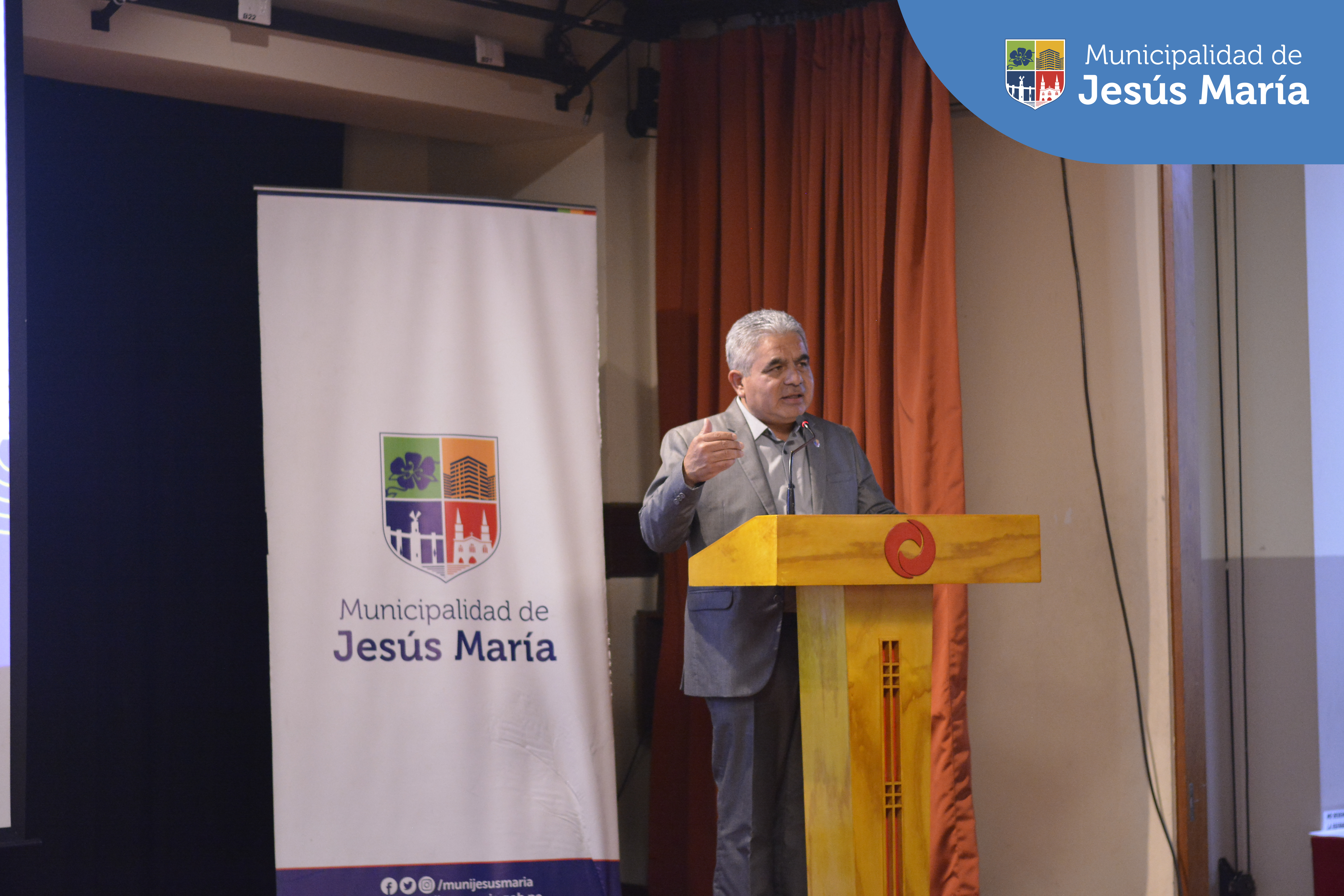 Con la presencia de nuestro alcalde Jesús Gálvez Olivares, regidores y funcionarios municipales, se realizó una jornada de capacitación para los miembros de las Juntas Vecinales 2023-2024. 💪🏽
Agradecemos a todos por su participación activa. ¡Juntos, construimos un futuro más fuerte y unido! Porque #JesúsMaríaSomosTodos 👏