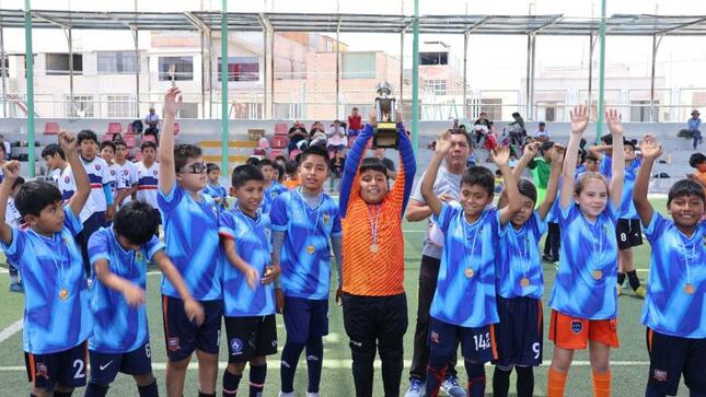 Goles, apoyo y mucha actitud se apoderaron de esta mañana futbolística, reuniendo a chicos de 8, 10 y 12 años, quienes participaron de emocionantes partidos, demostrando sus habilidades y pasión por el deporte en el Complejo Gato Cuellar.