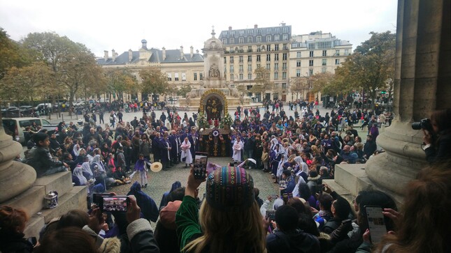 Connacionales en París rinden homenajes al Señor de los Milagros y a San Martín de Porres