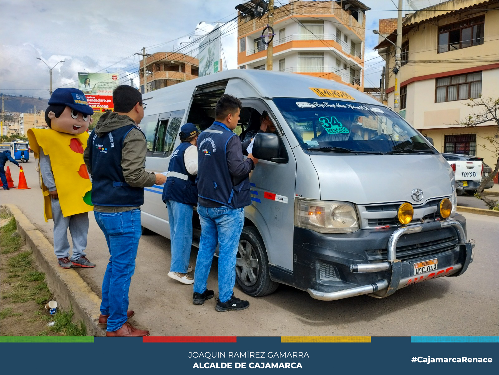Con el propósito de brindar un mejor servicio de transporte público a la ciudadanía, la gerencia de Transporte y Seguridad Vial, la Fiscalía de Prevención del Delito y la Policía Nacional de Tránsito, realizaron una campaña de sensibilización dirigido a conductores y cobradores que brindan servicio de transporte regular para colocar de manera obligatoria y visible sus tarifas, así como también a respetar el derecho que tienen las personas con discapacidad al acceso a los asientos reservados y de trasladarse de manera gratuita en nuestra ciudad.
✅La campaña se llevó a cabo en el Óvalo Musical, donde inspectores de transporte y la Fiscalía de Prevención del Delito abordaron cerca de 100 unidades de transporte urbano para brindar capacitación tanto a conductores, cobradores y pasajeros, a respetar la ley N°29973, que establece que se deben reservar asientos y espacios preferentes de fácil acceso y debidamente señalizados para el uso de personas con discapacidad y la ley N°30412, que las personas con discapacidad severa inscritas en el registro del Consejo Nacional para la Integración de la Persona con Discapacidad (CONADIS), tiene pase libe en el servicio de transporte terrestre.
📌Asimismo, en la campaña de sensibilización personal de la comuna local exhortó a los conductores que cumplan con el Reglamento Nacional de Tránsito y las normas que rigen en la municipalidad, puesto que muchos de ellos no exhibían el tarifario en el vehículo.