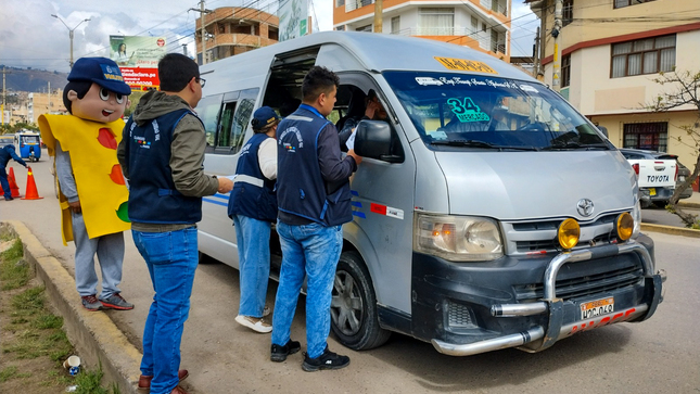 Con el propósito de brindar un mejor servicio de transporte público a la ciudadanía, la gerencia de Transporte y Seguridad Vial, la Fiscalía de Prevención del Delito y la Policía Nacional de Tránsito, realizaron una campaña de sensibilización dirigido a conductores y cobradores que brindan servicio de transporte regular para colocar de manera obligatoria y visible sus tarifas, así como también a respetar el derecho que tienen las personas con discapacidad al acceso a los asientos reservados  y  de trasladarse de manera gratuita en nuestra ciudad. 
✅La campaña se llevó a cabo en el Óvalo Musical, donde inspectores de transporte y la Fiscalía de Prevención del Delito abordaron cerca de 100 unidades de transporte urbano para brindar capacitación tanto a conductores, cobradores  y pasajeros, a respetar la ley N°29973, que establece que se deben reservar asientos y espacios preferentes de fácil acceso y debidamente señalizados para el uso de personas con discapacidad y la ley N°30412, que las personas con discapacidad severa inscritas en el registro del Consejo Nacional para la Integración de la Persona  con Discapacidad (CONADIS), tiene pase libe en el servicio de transporte terrestre.
📌Asimismo, en la campaña de sensibilización personal de la comuna local   exhortó a los conductores que cumplan con el Reglamento Nacional de Tránsito y las normas que rigen en la municipalidad, puesto que muchos de ellos no exhibían el tarifario en el vehículo.