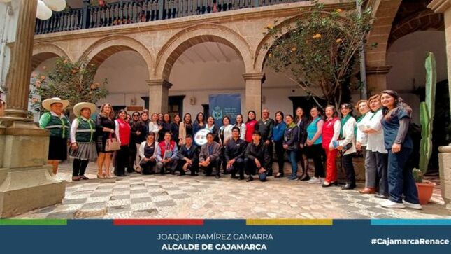 En el marco de la conmemoración del Día Internacional de la Eliminación de la Violencia Contra la Mujer, la Instancia Provincial de Cajamarca, presidida por el Sr. alcalde de la Municipalidad Provincial de Cajamarca, ha iniciado una serie de actividades destinadas a generar conciencia, apoyo y promoción de políticas para erradicar la violencia de género. 
✅La conferencia de prensa, celebrada hoy en el salón consistorial municipal en la Casa Espinach, contó con la destacada participación de la regidora Julia Guerrero y Delia Tafur; Ministerio público, PNP, RIS, UGEL, rondas campesinas, Programa AURORA, Poder Judicial y la Instancia Regional.  En este evento, se destacó la importancia de garantizar que todas las mujeres, en su diversidad, puedan vivir una vida libre de violencia y coerción.
🤝La Instancia Provincial de Cajamarca, encabezada por el alcalde de la Municipalidad Provincial de Cajamarca, ha organizado diversas actividades para conmemorar este importante día. Las actividades iniciaron el 17 de noviembre con una conferencia de prensa, donde se informó a la colectividad sobre el trabajo que se viene realizando.