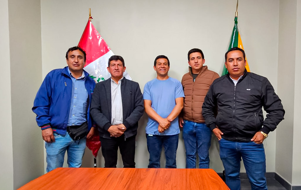 Reunión entre alcalde Mariano Bustamante y jefe de Agroideas