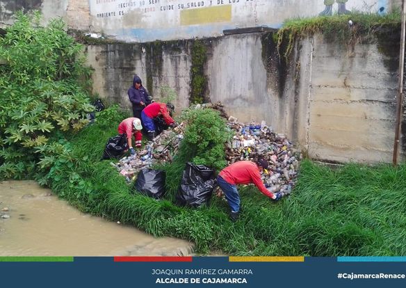 Este último fin de semana, han sido constantes los trabajos de limpieza del Río San Lucas con el objetivo de evitar inundaciones o posibles desbordes.
✅El esfuerzo de nuestro personal es constante junto a maquinaria amarilla para lograr seguir limpiando y descolmatando nuestros ríos y quebradas, además de invocar a todos los vecinos de la zona a no arrojar sus residuos a los ríos y esperar a nuestro carro recolector.