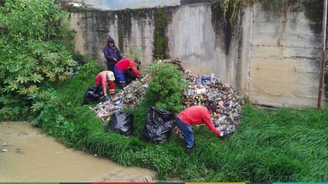 Este último fin de semana,  han sido constantes los trabajos de limpieza del Río San Lucas con el objetivo de evitar inundaciones o posibles desbordes. 
✅El esfuerzo de nuestro personal es constante junto a maquinaria amarilla para lograr seguir limpiando y descolmatando nuestros ríos y quebradas, además de invocar a todos los vecinos de la zona a no arrojar sus residuos a los ríos y esperar a nuestro carro recolector. 