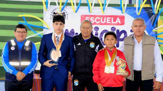 Alcalde provincial encabezó ceremonia de clausura de los talleres de la Escuela Municipal 2023