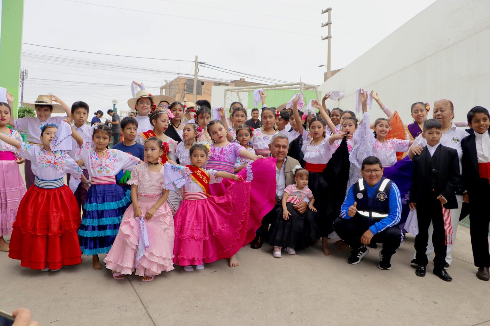 Alcalde provincial encabezรณ ceremonia de clausura de los talleres de la Escuela Municipal 2023