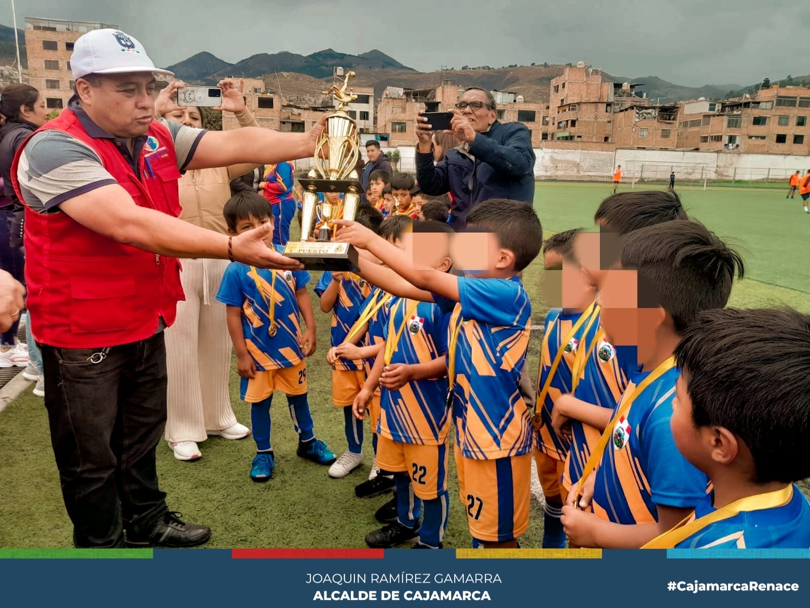 En el marco de la conmemoración de la Convención de los Derechos de Las Niñas, Niños y Adolescentes, la subgerencia de Programas Sociales y Empadronamiento y la DEMUNNA Cajamarca realizó el III Torneo Deportivo Por Los Derechos de Las Niñas, Niños y Adolescentes, donde participaron los niños de la cuna jardín Niño Jesús y María, IEP. Ángeles Celestiales, I.E. 105 Pachacutec, I.E Sara Macdougall y la I.E. Apalín Alto.
👉Estas actividades buscan fomentar el deporte, así como dar a conocer de todos los derechos de los que disfrutan nuestros niños, niñas y adolescentes en la sociedad.