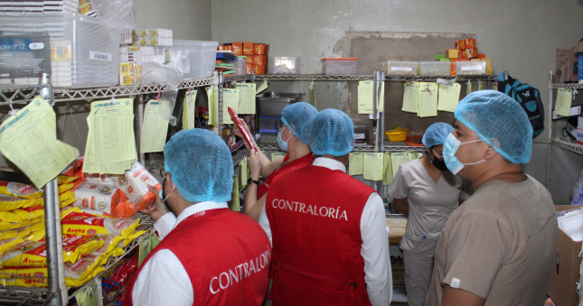 Durante la visita del 8 de noviembre del 2023, la Contraloría General de la República detectó riesgos en las instalaciones del Servicio de Nutrición y Dietética del Hospital Regional JAMO. Se constató que la cámara frigorífica para productos cárnicos se encuentra inoperativa desde el mes de agosto del presente año, por lo que la conservación de dichos productos se realiza en congeladoras, las cuales no aseguran el 100% de su preservación.