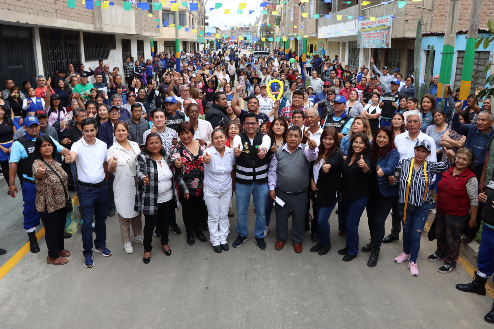 Foto con los vecinos de Huandoy 