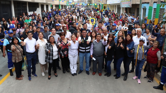 Foto con los vecinos de Huandoy 