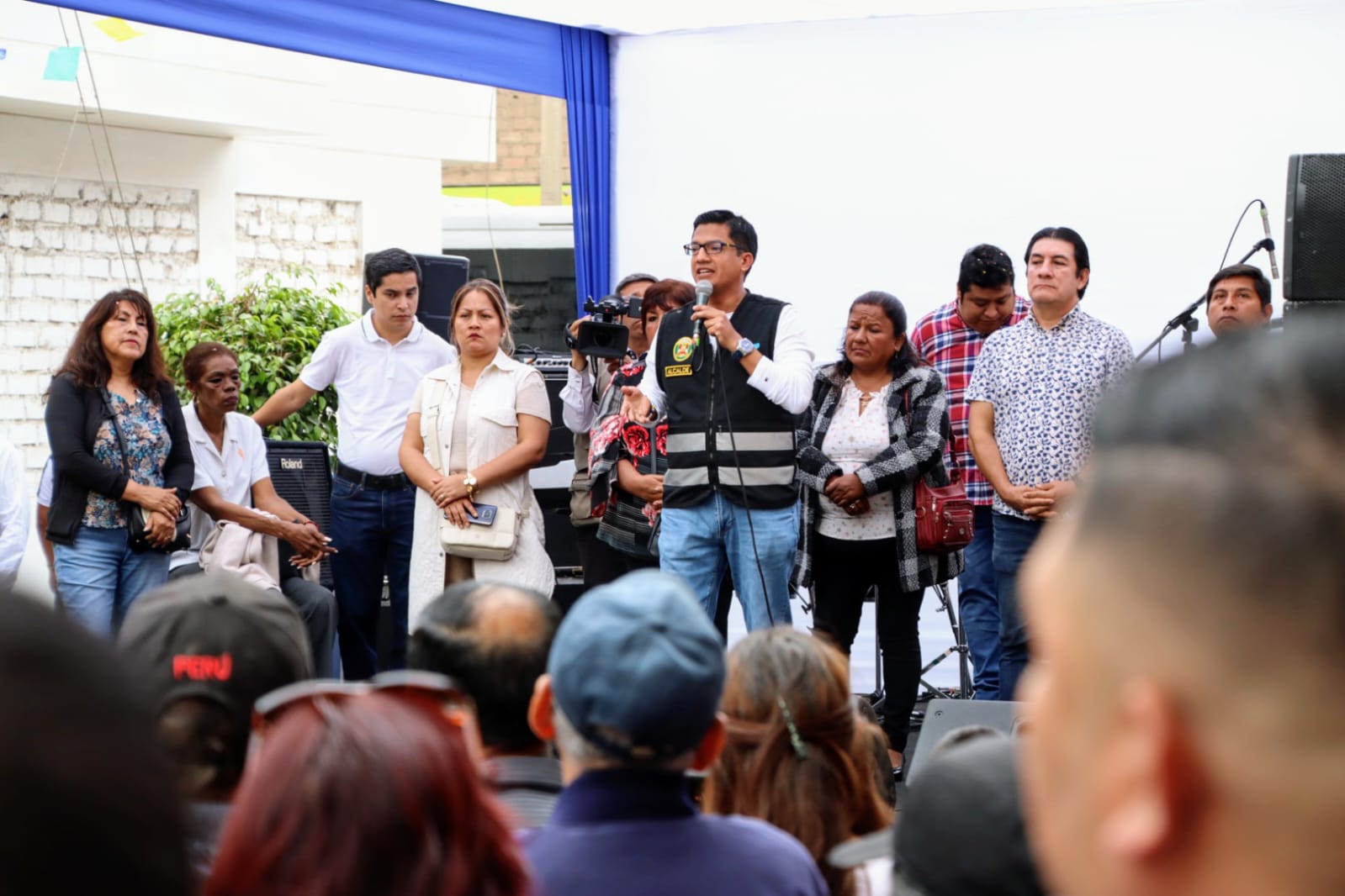 Alcalde Hernán Sifuentes tomando la palabra