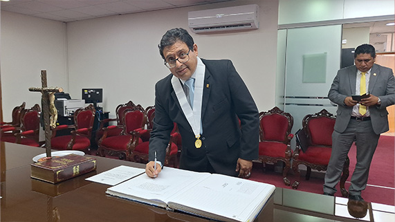 Juan Carlos Valdiviezo Gonzales, juró como juez titular de la Corte Superior del Callao.