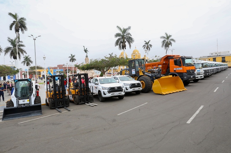 Son: 22 compactadoras, 1 camión volquete, 2 camionetas 4 x 4 y 1 camión cisterna, entre otros, que forman parte de un total de 61 vehículos para la mejora de la gestión integral de los residuos sólidos.