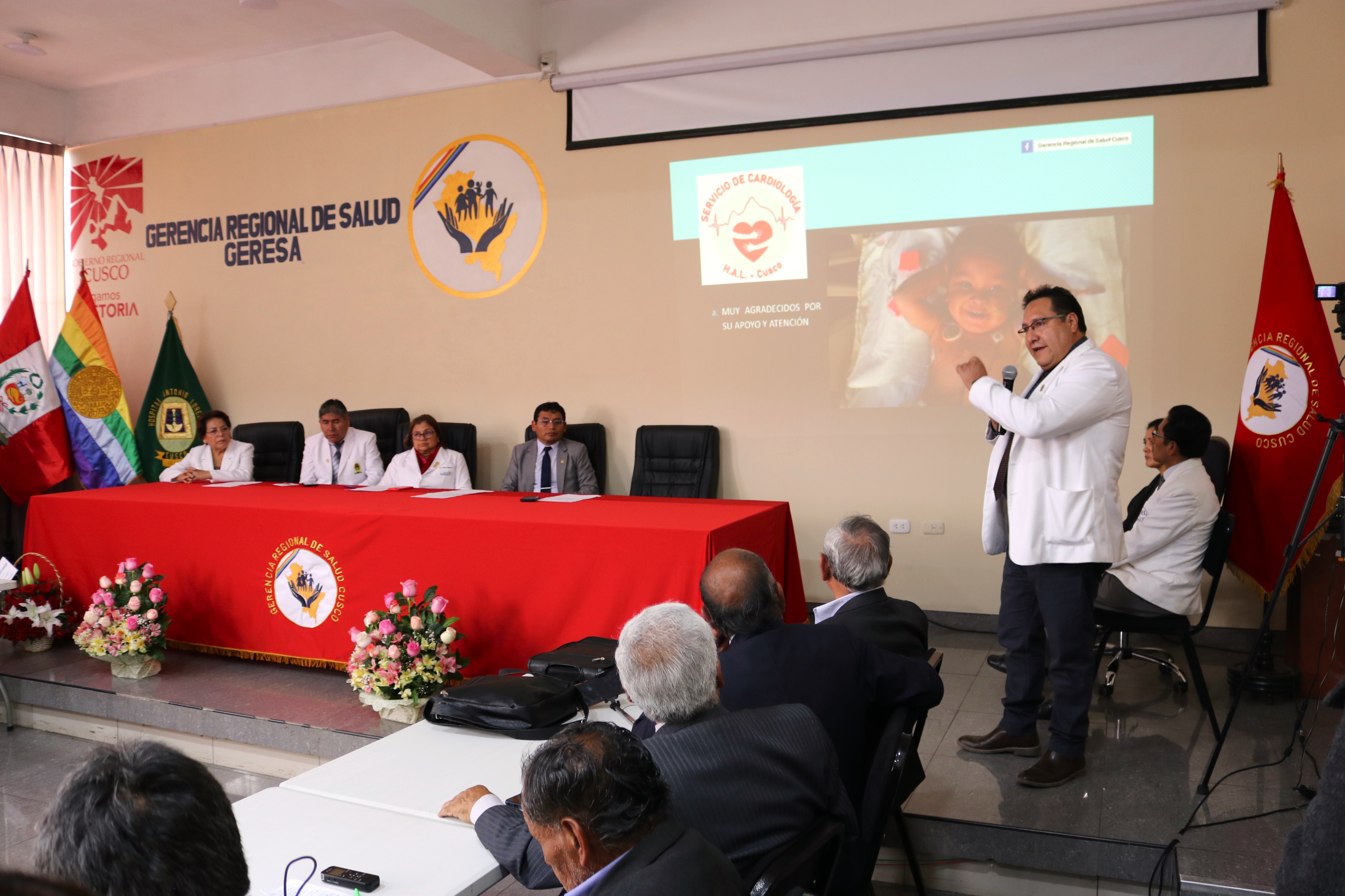 El jefe del servicio de cardiología y coordinador de la Jornada de Cirugía Cardiaca, Grimaldo Gutiérrez Gayoso en la rueda de prensa de IV cirugía cardiaca - Corazones Felices