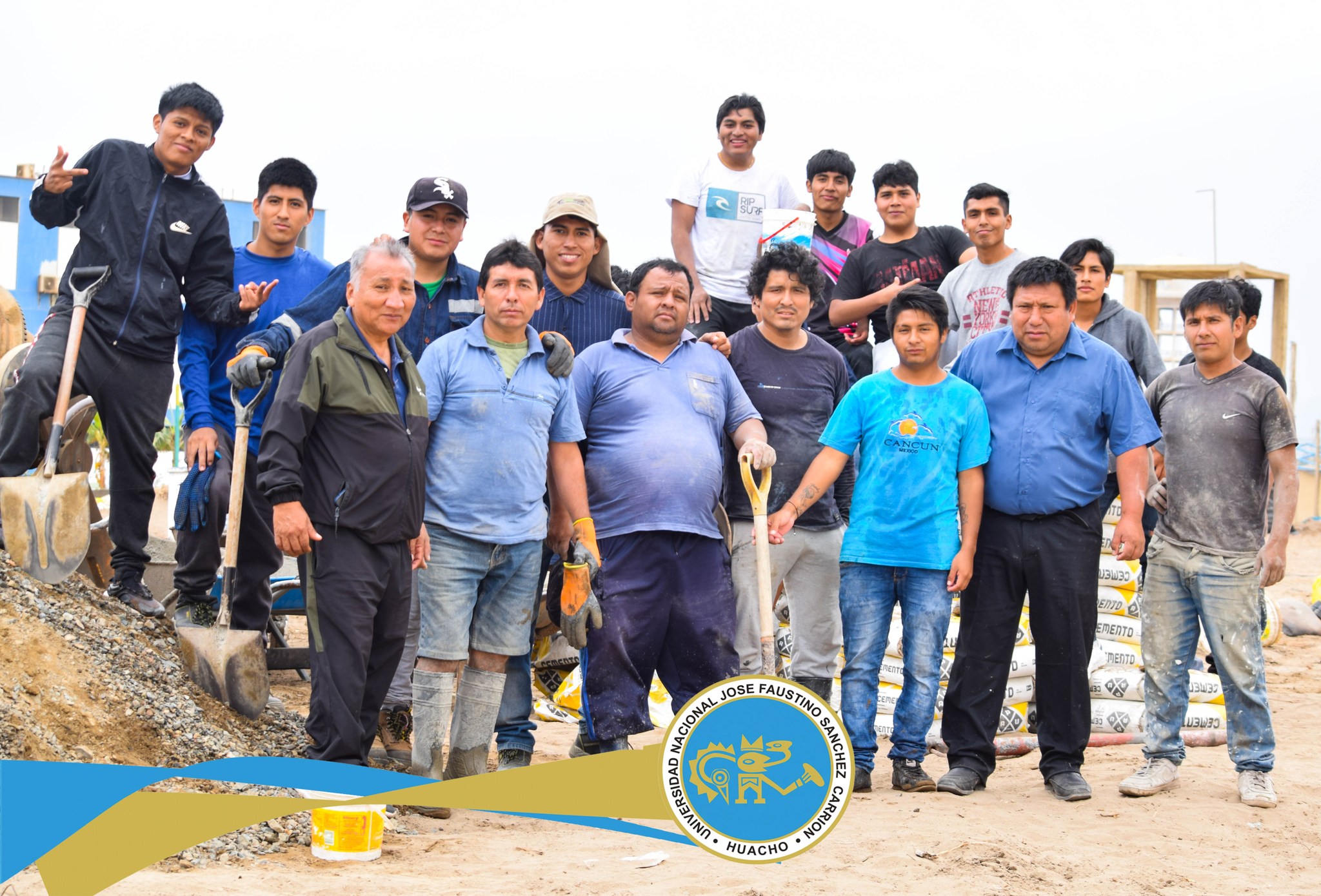 Equipo de construccion en la obra