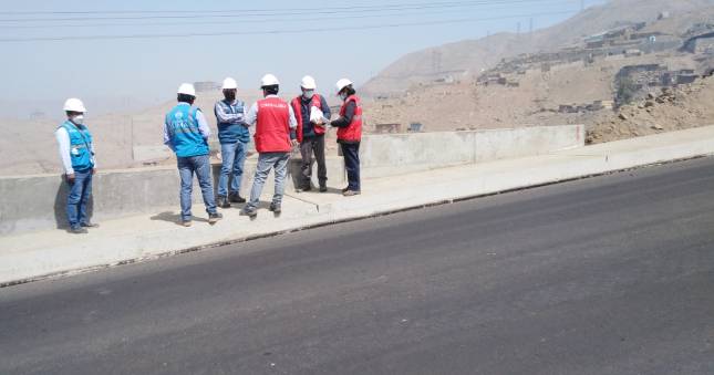 La Contraloría General advirtió que tres muros de contención de la obra vial conocida como “Pasamayito”, que une los distritos de Comas y San Juan de Lurigancho, no se han construido siguiendo los diseños establecidos en sus respectivos expedientes técnicos por adicionales de obra, situación que pone en riesgo la vida útil de estos trabajos, así como la inversión ejecutada.