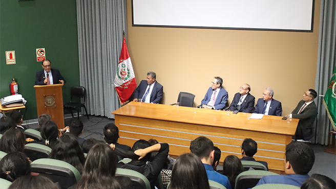 El magsitrado Gustavo Gutiérrez durante su exposición en la Agenda Constitucional, realizada en Trujillo.
