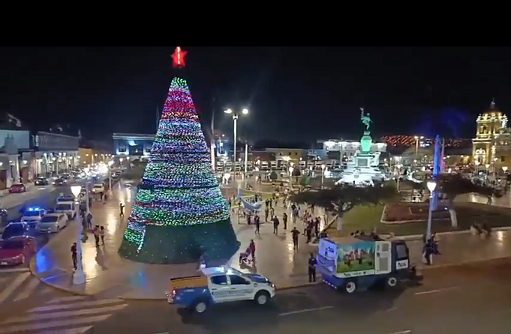 Gigante árbol navideño con coloridas luces fue instalado en la plaza de armas de Trujillo.