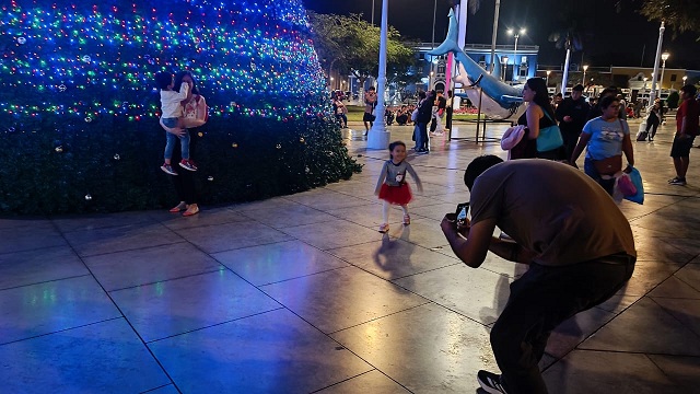 Pequeños que pasaban junto a sus padres por la plaza durante la prueba del encendido de luces se mostraron sorprendidos gratamente y fueron los más entusiastas para tomarse fotos junto al colorido árbol navideño.