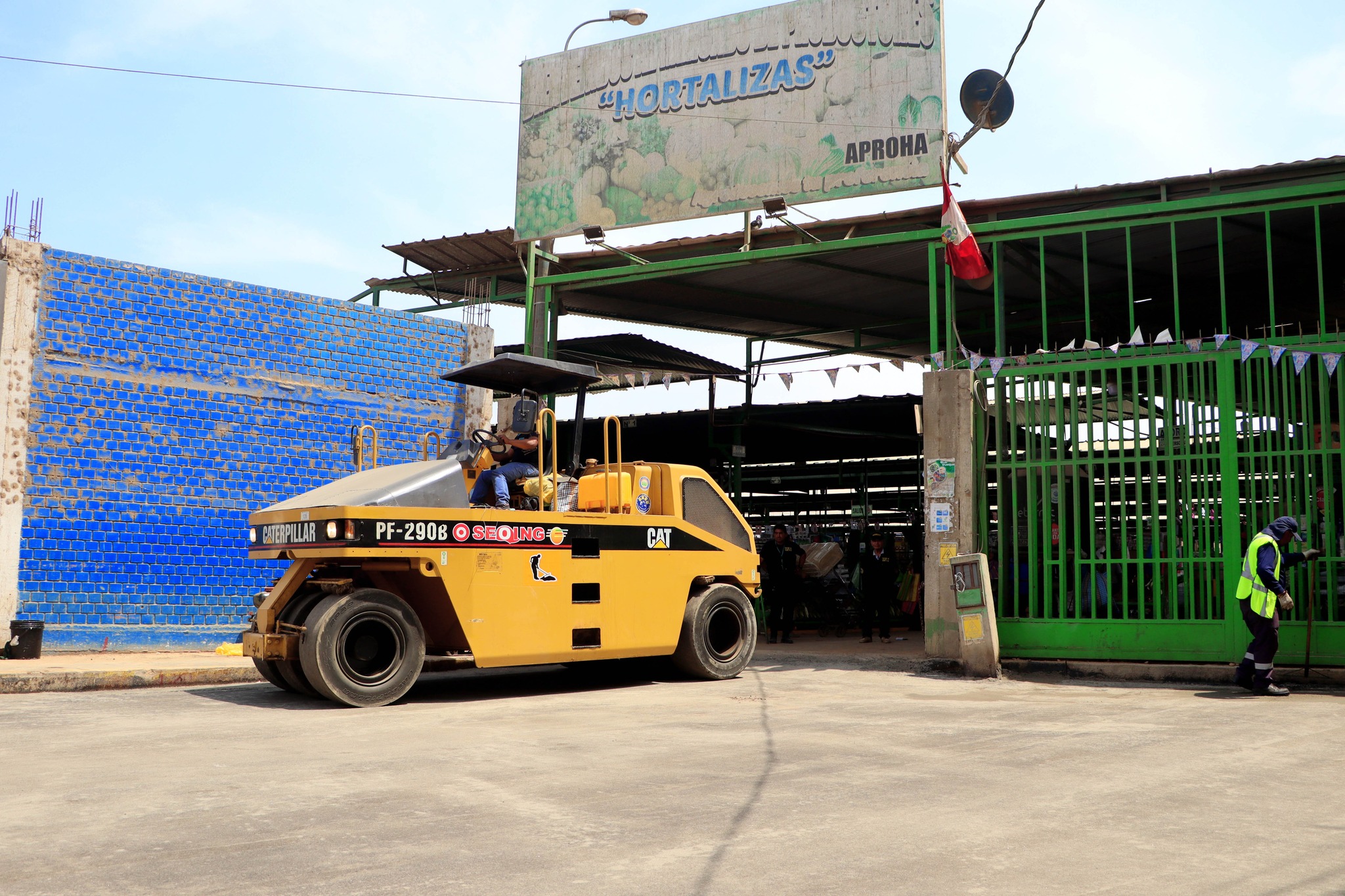 Vecinos y comerciantes de los alrededores del Mercado Modelo y del Mercado Hortalizas, en la UrbanizaciΓ³n Subauste del RΓo, se mostraron conformes con el avance de las obras de pistas y veredas
