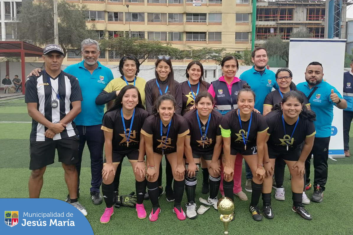 📢 8 equipos conformados por talentosas jugadoras, demostraron su destreza y espíritu competitivo en nuestro Campeonato de Fútbol Femenino.
📋 Para conocer el detalle de todas nuestras actividades y talleres deportivos, llámanos al ☎️ 6141212 ax 3540 o 963831795.