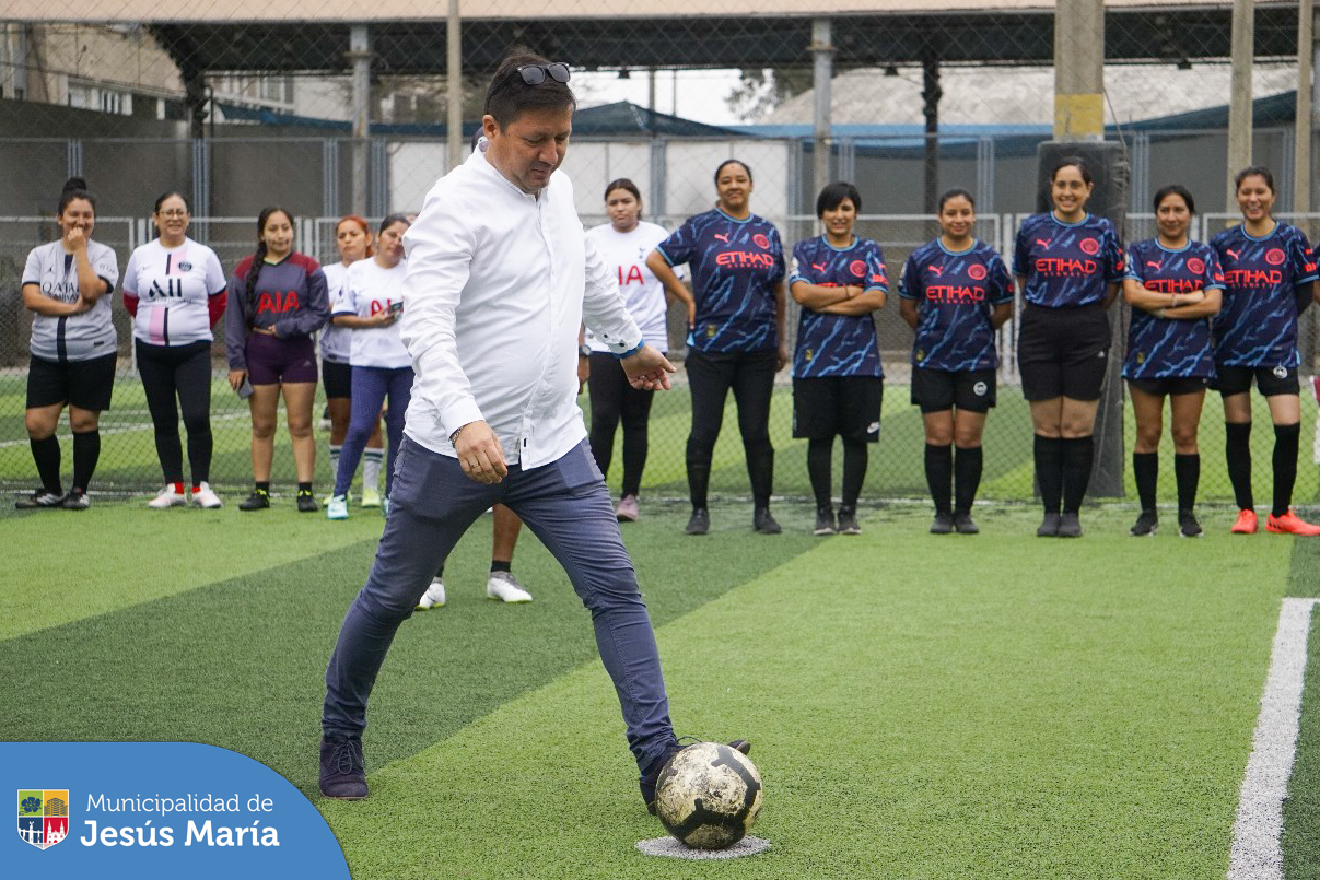 📢 8 equipos conformados por talentosas jugadoras, demostraron su destreza y espíritu competitivo en nuestro Campeonato de Fútbol Femenino.
📋 Para conocer el detalle de todas nuestras actividades y talleres deportivos, llámanos al ☎️ 6141212 ax 3540 o 963831795.