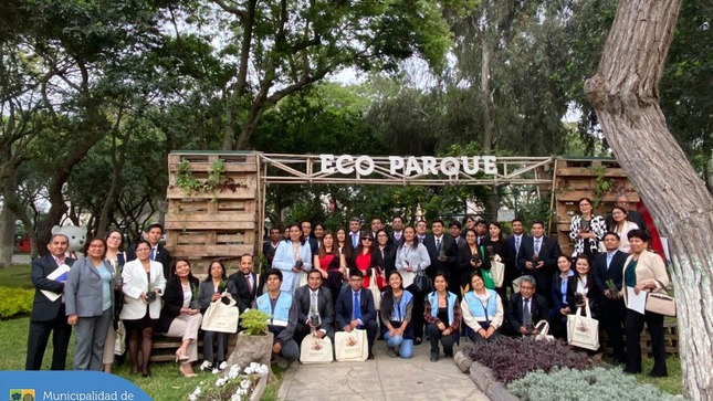 ¡Juntos construimos un futuro más sostenible! ♻️ 💚 Aprovechando la primera reunión anual para la gestión de la ecoeficiencia del 🏛️ Poder Judicial, invitamos a su personal a visitar nuestro reconocido Eco Parque. 🌳🦋 En el recorrido, pudimos mostrarles la biodiversidad urbana de Jesús María y además enseñarles sobre la importancia del reciclaje y el proceso que se realiza para aprovecharlo en nuestro entorno. 🌍
