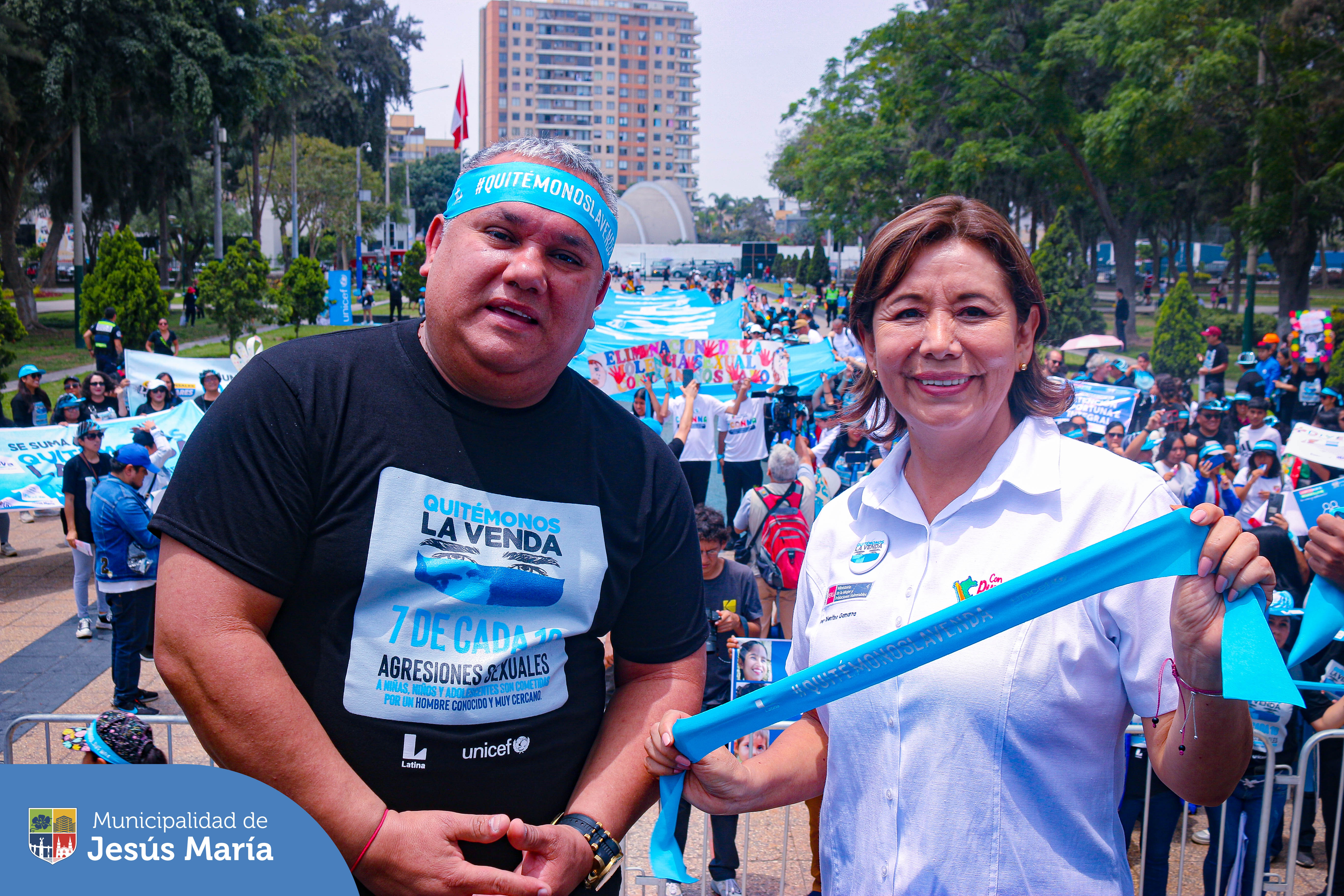 👉 Con el objetivo de visibilizar las alarmantes cifras de agresiones sexuales registradas en nuestro país, el alcalde Jesús Gálvez Olivares participó junto con la ministra Nancy Tolentino, en la la caminata #QuitémonosLaVenda por el Día Mundial de la Infancia.
👉 La actividad fue organizada en coordinación con UNICEF Perú y contó con la participación de nuestros regidores, funcionarios, miembros del CONNA y la DEMUNA del distrito.