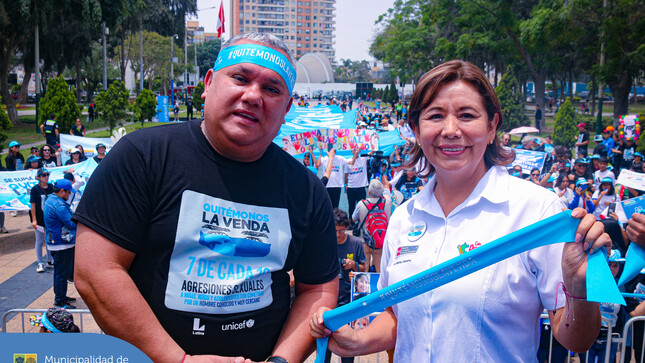 👉 Con el objetivo de visibilizar las alarmantes cifras de agresiones sexuales registradas en nuestro país, el alcalde Jesús Gálvez Olivares participó junto con la ministra Nancy Tolentino, en la la caminata #QuitémonosLaVenda por el Día Mundial de la Infancia.
👉 La actividad fue organizada en coordinación con UNICEF Perú y contó con la participación de nuestros regidores, funcionarios, miembros del CONNA y la DEMUNA del distrito.
