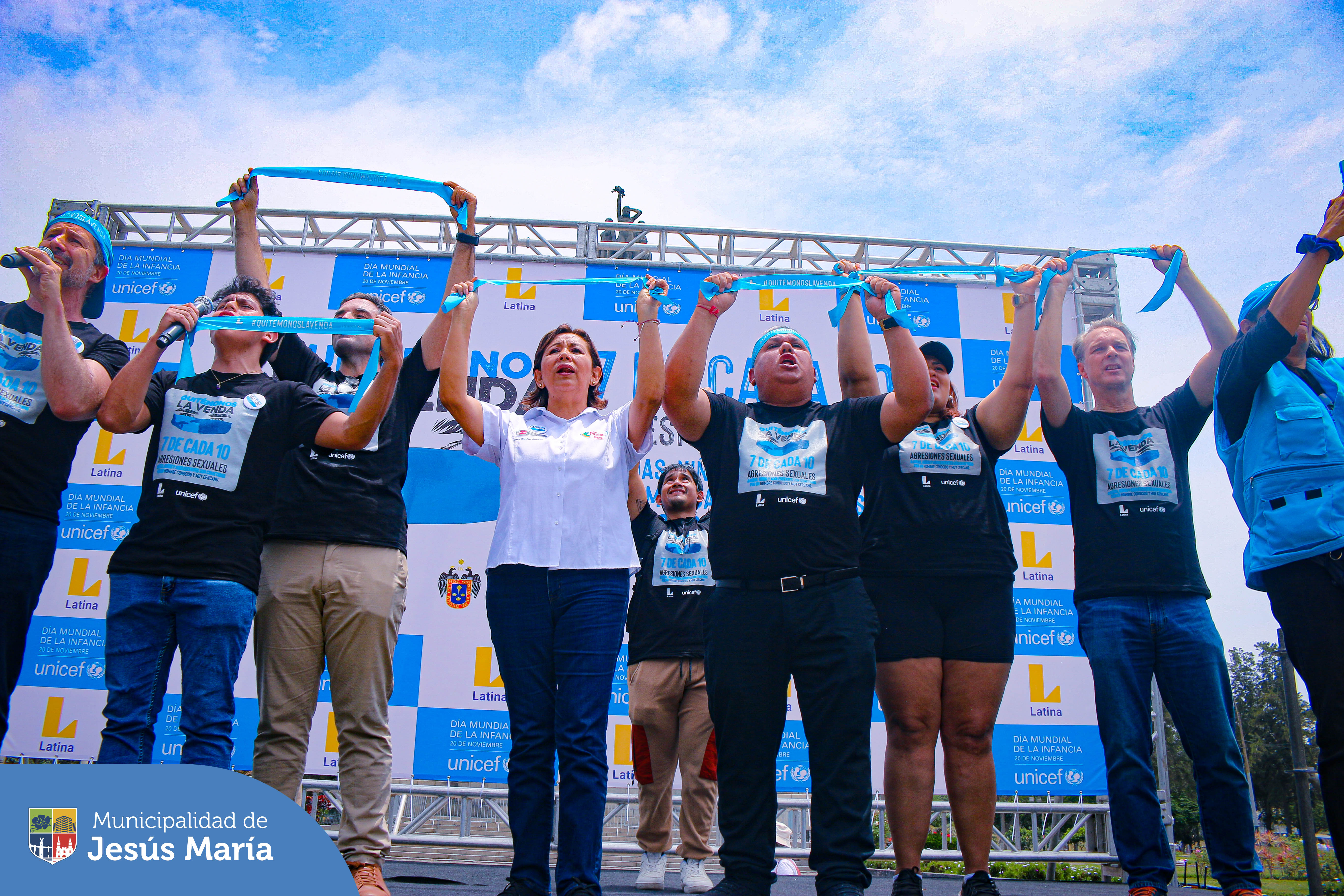 👉 Con el objetivo de visibilizar las alarmantes cifras de agresiones sexuales registradas en nuestro país, el alcalde Jesús Gálvez Olivares participó junto con la ministra Nancy Tolentino, en la la caminata #QuitémonosLaVenda por el Día Mundial de la Infancia.
👉 La actividad fue organizada en coordinación con UNICEF Perú y contó con la participación de nuestros regidores, funcionarios, miembros del CONNA y la DEMUNA del distrito.